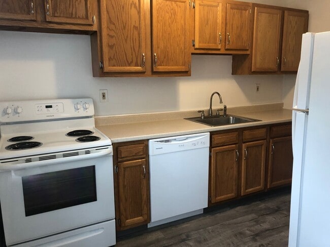 Spacious 2 Bedroom Townhouse - Spacious 2 Bedroom Townhouse Unit 21-04