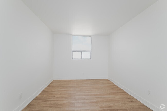 2BR, 1BA - 935SF - Primary Bedroom