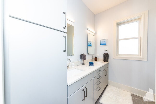 3049 N Clybourn Ave Unit 4 bed condo