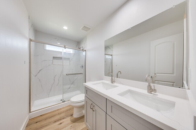 Photo - 3635 Ward St