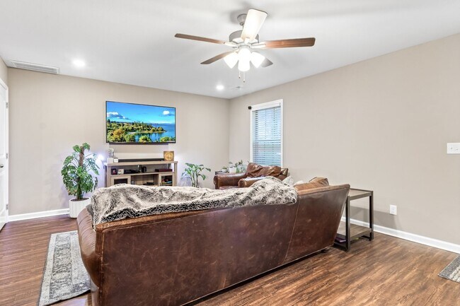 Photo - 3 Bedroom Pet Friendly Condo For Rent in Sango Area!