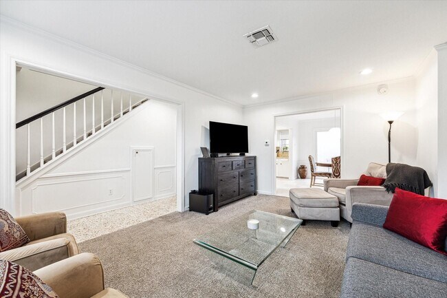 Photo - 1880 Saxony Ln