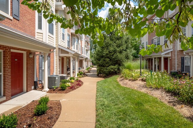 Garden/courtyard - 2624 McKnight Crossing Ct Condo Unit 1