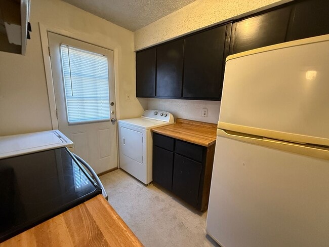 Photo - 1301 Indian Trail Unidad Apt D