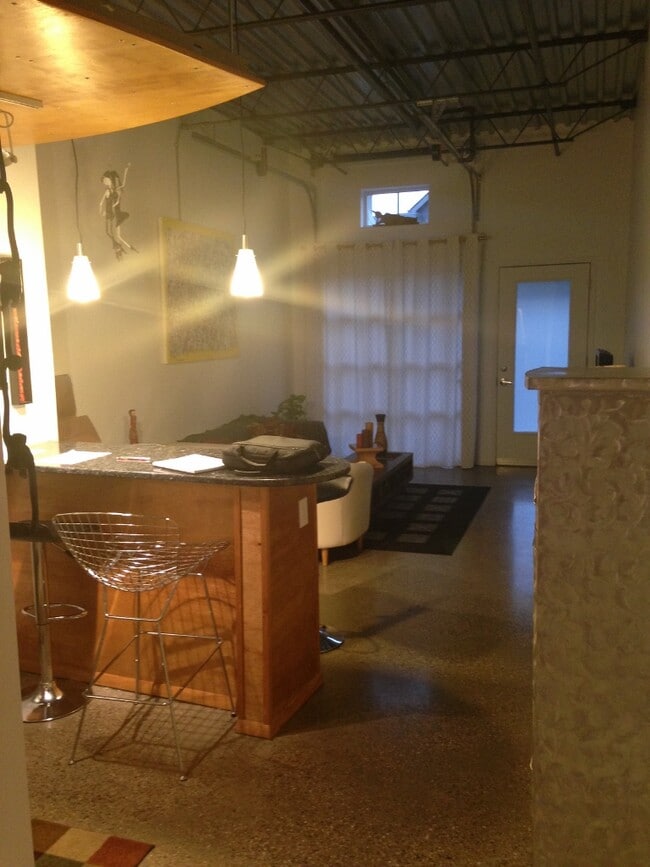 Vista de la sala de estar desde la cocina. - 163 Old Georgetown St Unidad 202