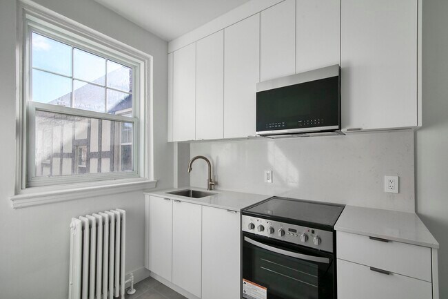 Building Photo - 4715 Chem. Queen Mary Unit 20