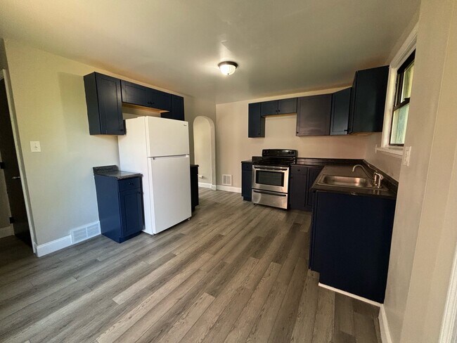 Photo - 929 Vankirk St