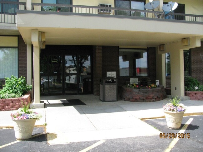 Building Photo - 7988 N Michigan Rd Rental