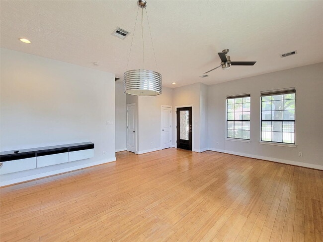 3 Bed Townhome in 77003 Near Minute Maid Park + First-Floor Living