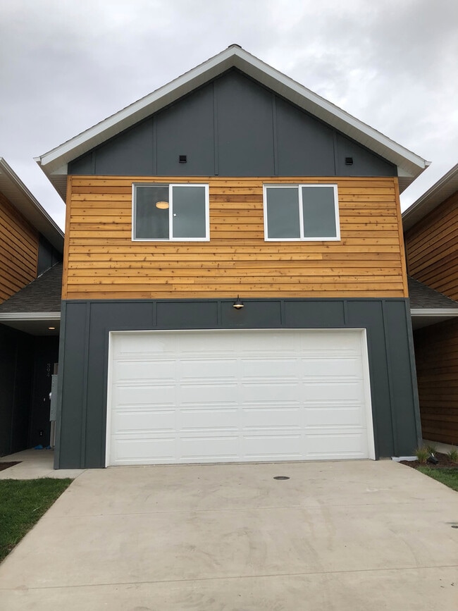 Building Photo - Modern Townhome with Heated Garage