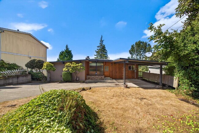 Photo - Cool Retro Rambler with daylight basement. 3 bedrooms 2 bathrooms. Beautiful West Kent Valley Vi...
