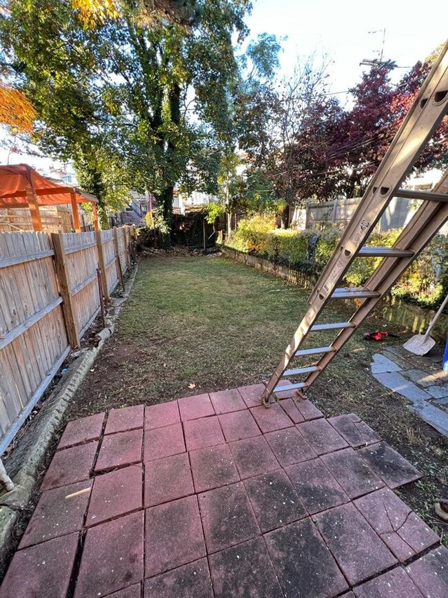 Building Photo - 1339 Good St Unit 1