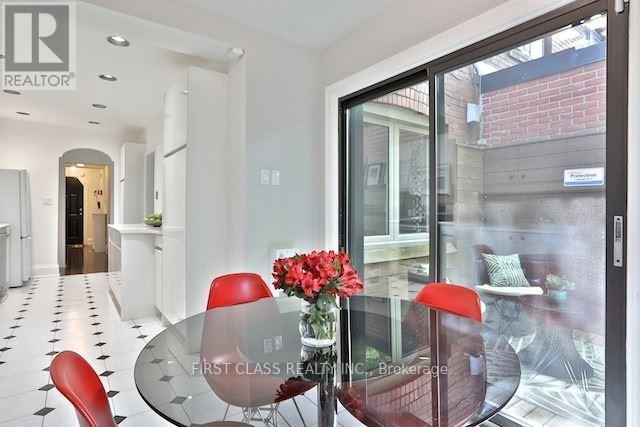 Photo - 262 Castlefield Ave