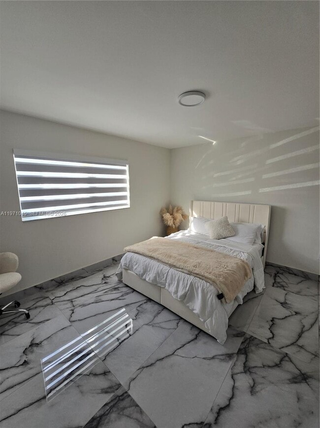 Photo - 869 W 37th St