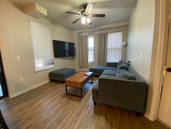 Photo - $1,500 | 1 Bedroom, 1 Bathroom Condo | No ...