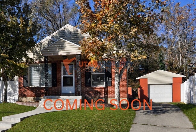 Building Photo - 1577 Glen Arbor St