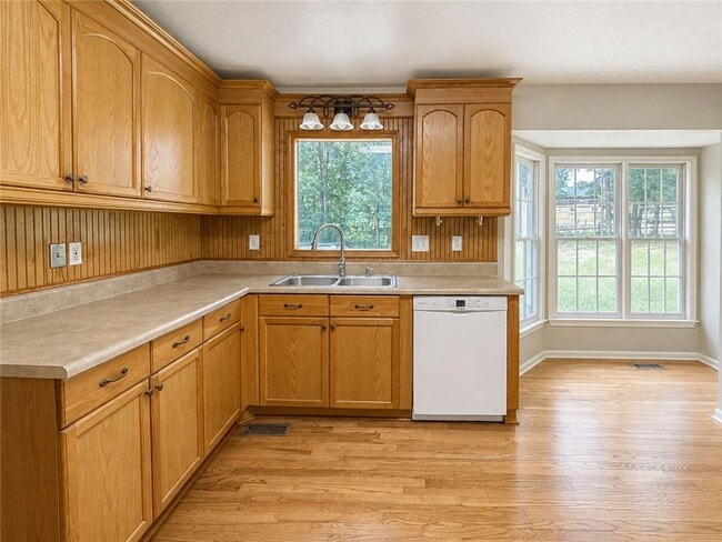 Photo - 2008 Brooks Rd SE