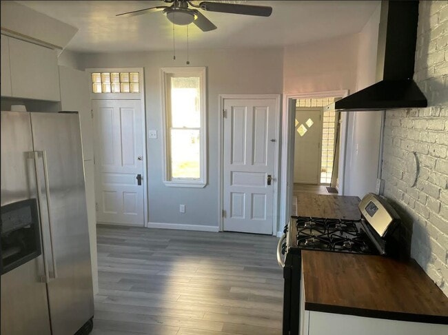 Photo - 825 Sarah St