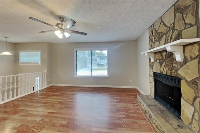 Photo - 1860 Lamplighter Way