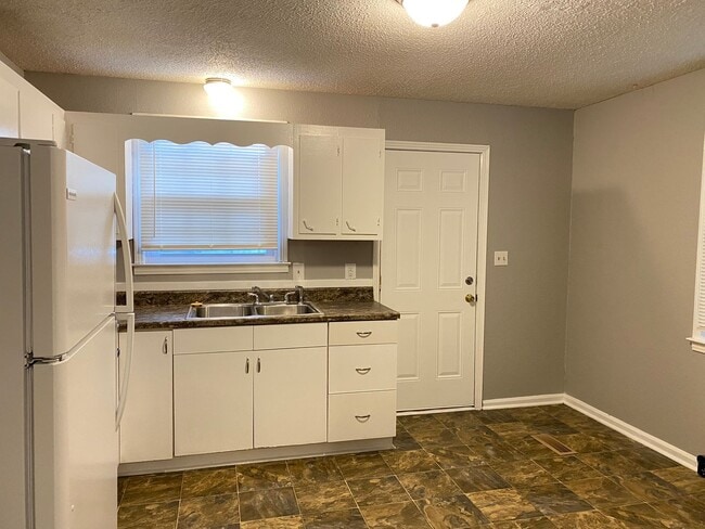 Photo - Great Location! Off College St! 3 Bed/1 Bath with 1000 sq. ft.