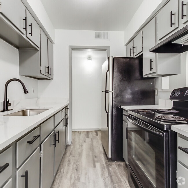 Building Photo - 912 Isbell Rd Unit D Rental