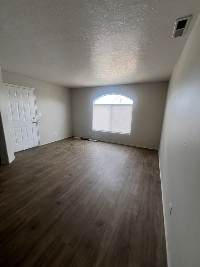 Photo - Beautifully refreshed 3 bed 2 bath apartme...