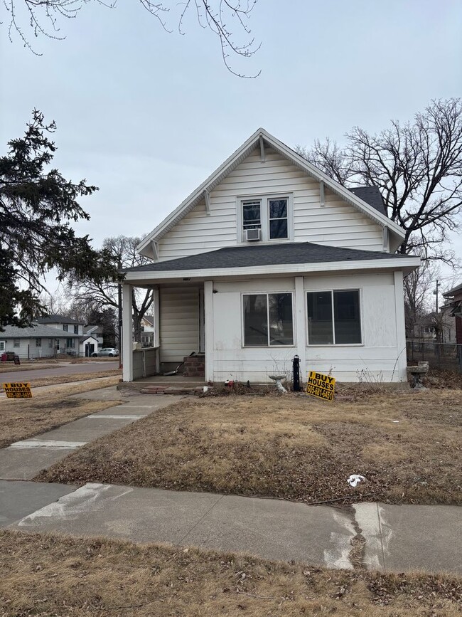 Building Photo - 1613 E 12th St