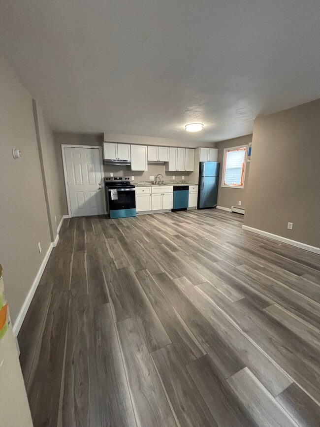 Building Photo - 10 Henchman St Unit R