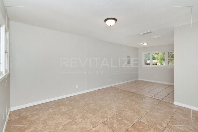 Photo - 3 Bed/1 Bath Home with Large Yard and Fence!