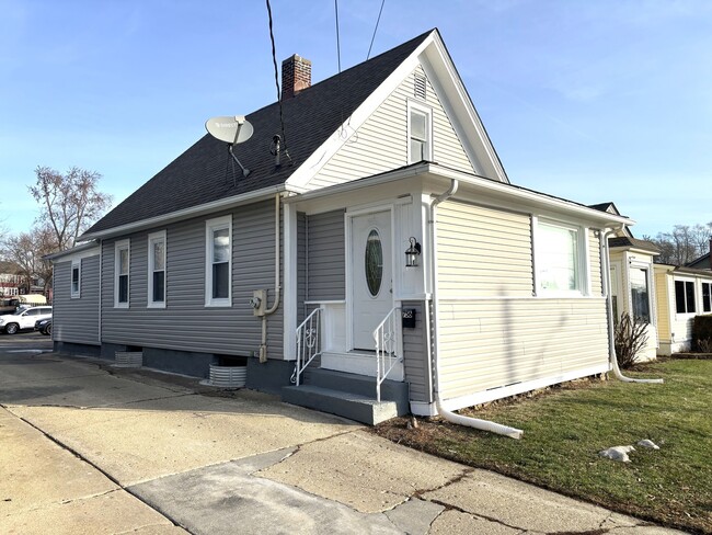 Building Photo - 756 Walnut Ave