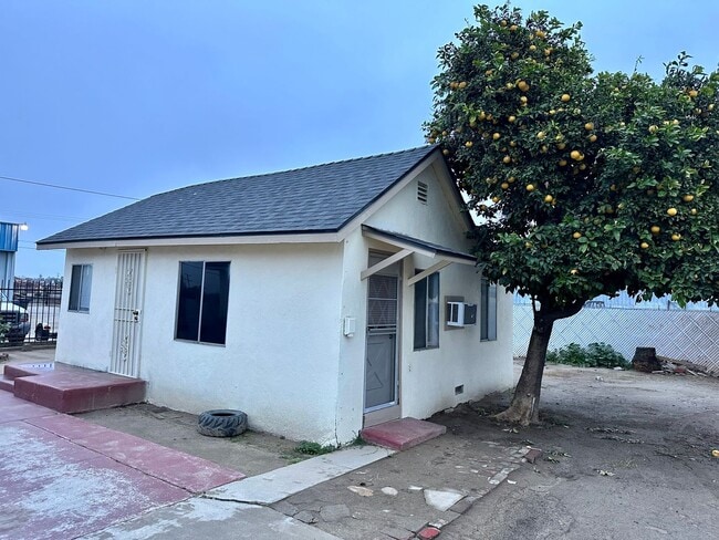 Building Photo - 1220 Academy Ave Unit 1220 1/2 Acadamy Ave