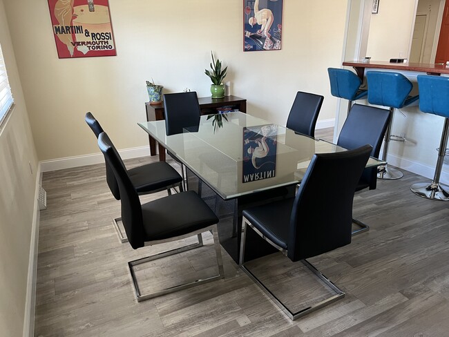 Dining table seats 6