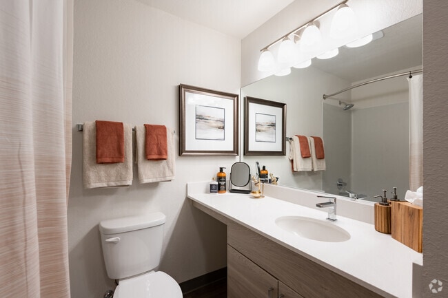 2BD, 2BA - 921SF
