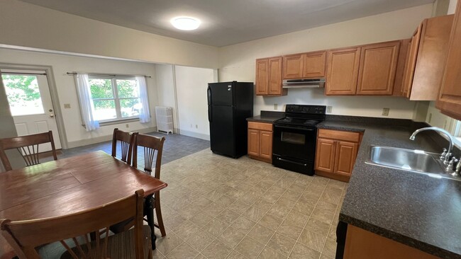 Building Photo - University Student Rental Available for th... Unit 277 2