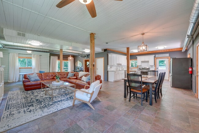 Building Photo - 27W172 Galusha Ave Unit ID1306620P