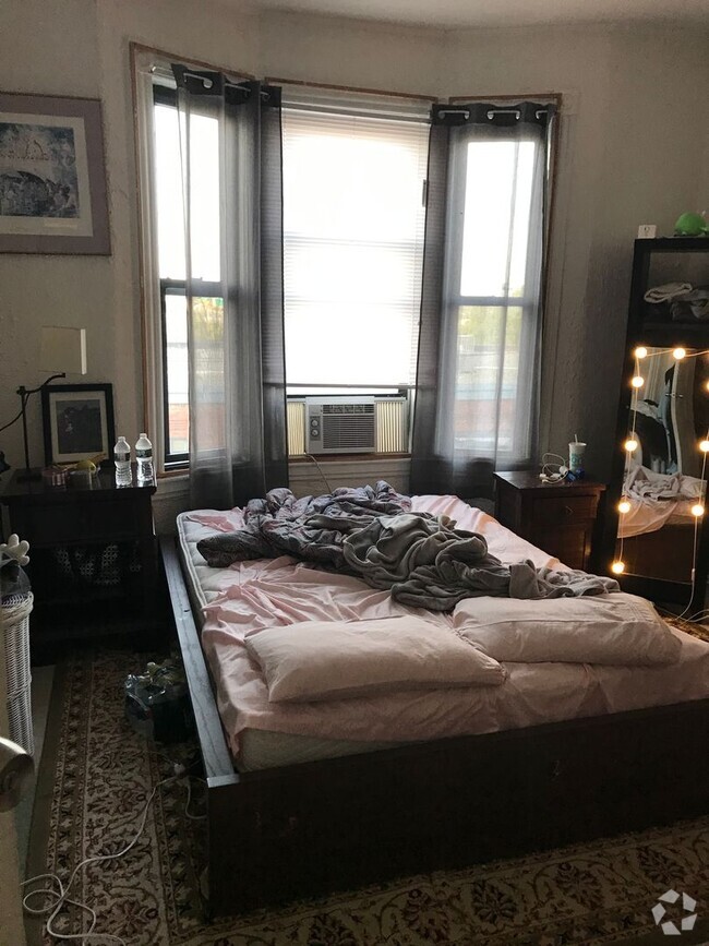 Building Photo - BU great for Group of 4 Students Rental