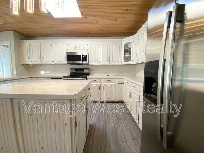 Photo - 1319 Kelglen Crescent