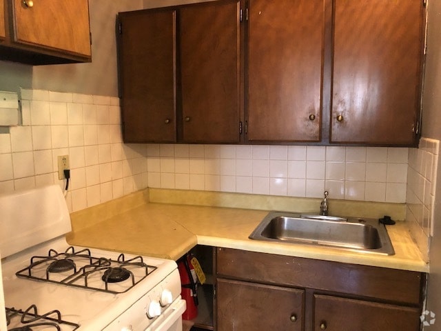 Building Photo - 711 E Burlington St Unit 6 Rental