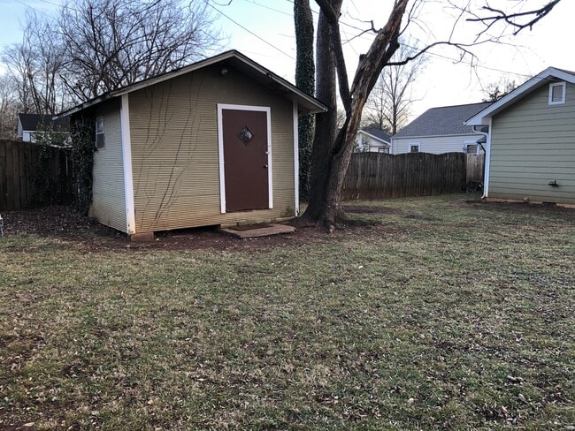 Photo - 2503 Pansy St SW