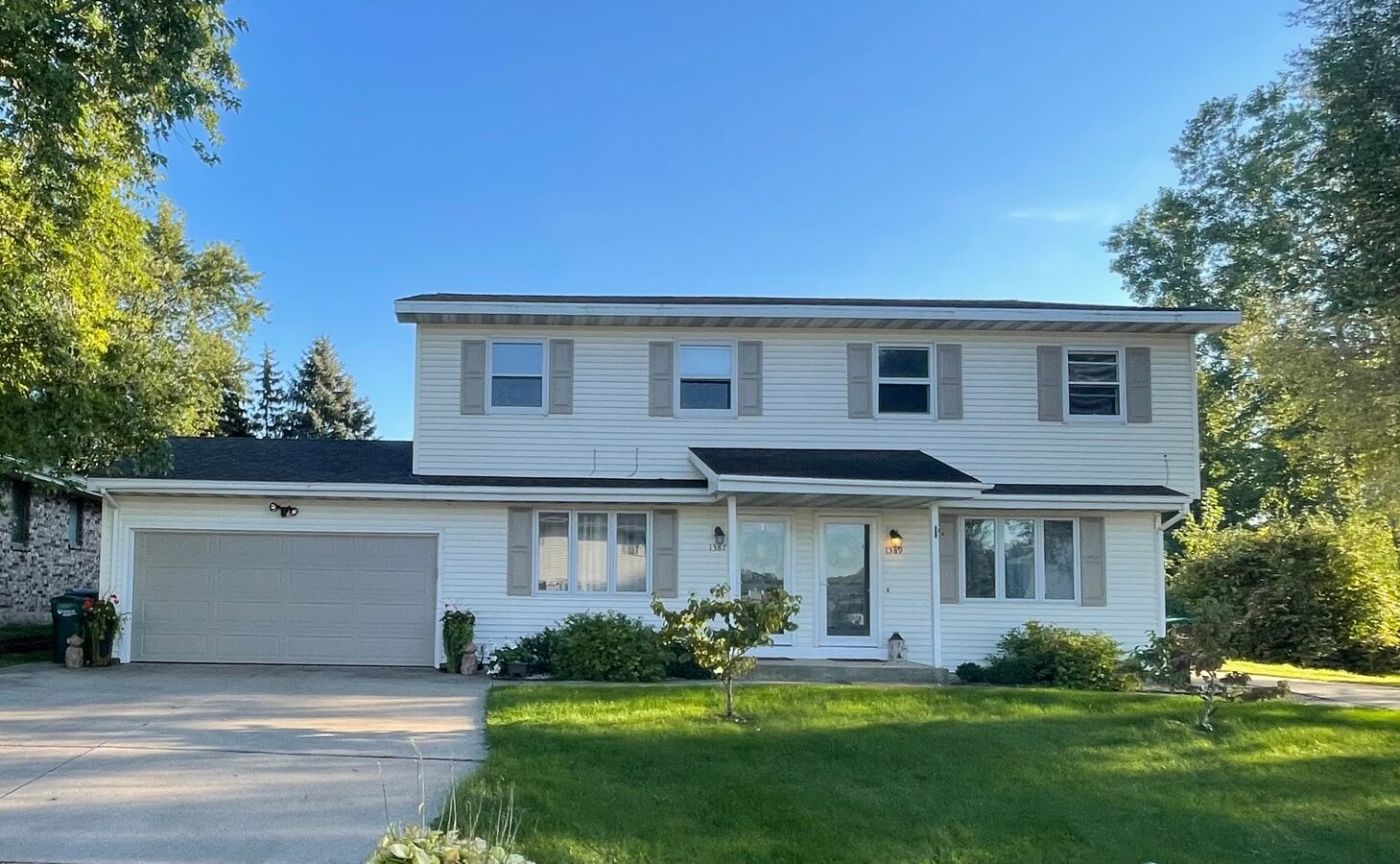 Welcome home to this inviting 3 bedroom, 1.5 bathroom duplex in a highly convenient central location - 1387 W Hiawatha Dr Townhome