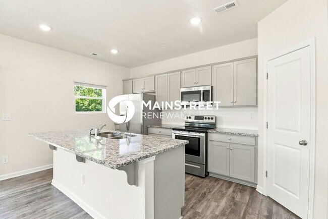 Photo - 3 Bedroom Pet-Friendly Home in Charlotte, NC with Main Street Renewal