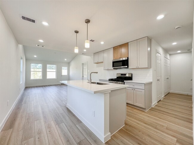 Photo - 824 Waxahachie St