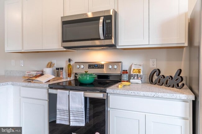 Photo - 846 Derwent Ln