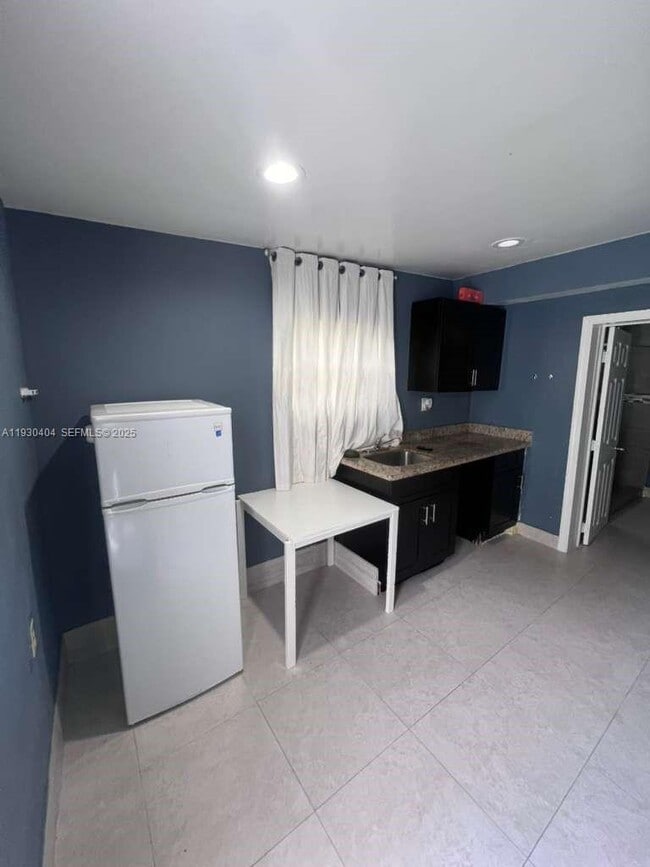 Building Photo - 3101 SW 14th St Unit 1