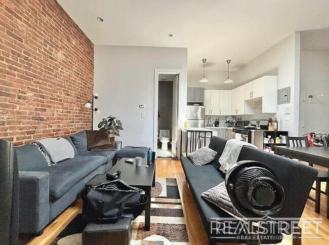 Photo - Gorgeous 3 Bedroom with private Garden in Prime Bushwick! Unidad 1B