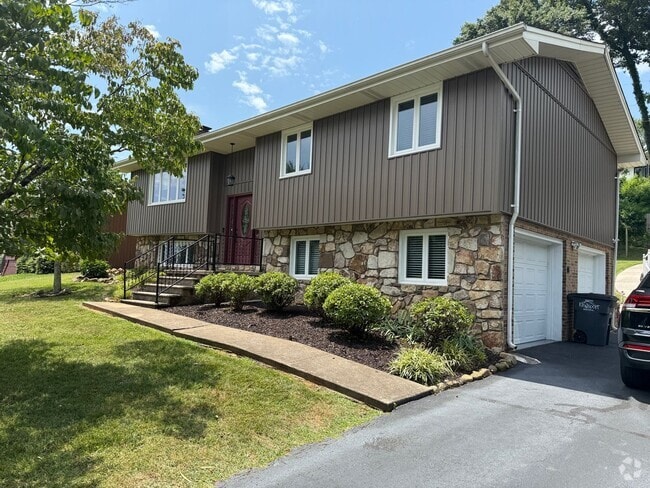Building Photo - 3-4 bedroom 2 bath split foyer for rent Rental