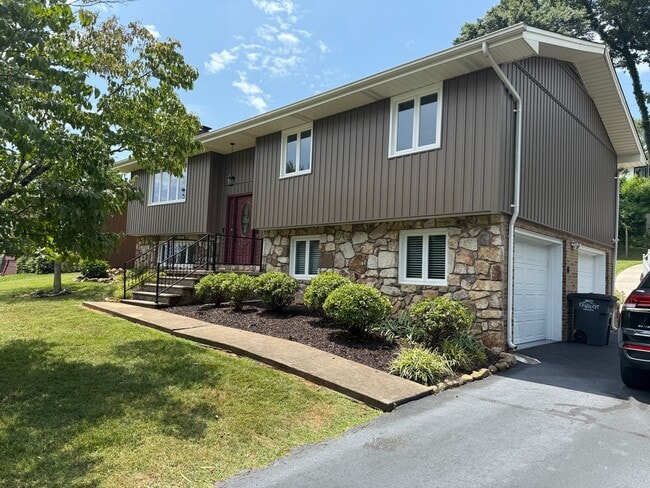 Building Photo - 3-4 bedroom 2 bath split foyer for rent Rental
