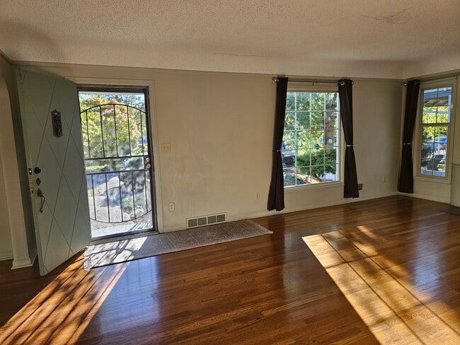 Photo - 6613 N Amherst St