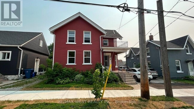 Photo - 16 Albert St N