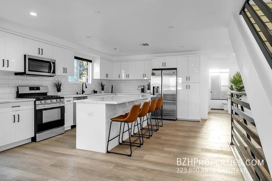 Photo - 835 N Harvard Blvd